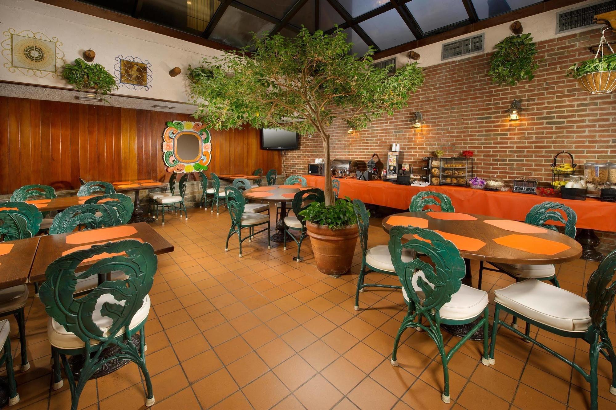 American Inn Of Бъдезда Екстериор снимка