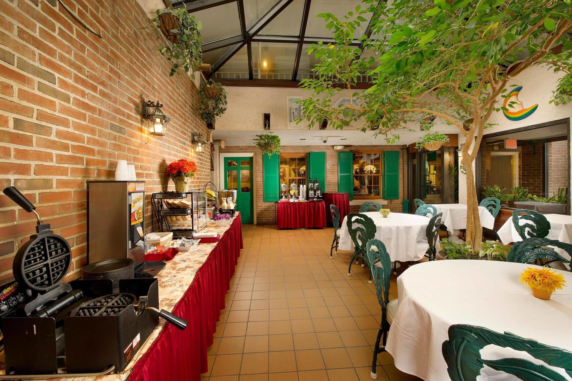 American Inn Of Бъдезда Екстериор снимка